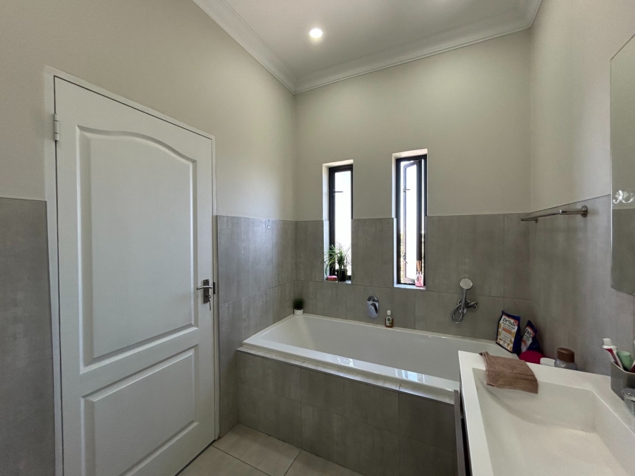 To Let 4 Bedroom Property for Rent in Sandown Western Cape